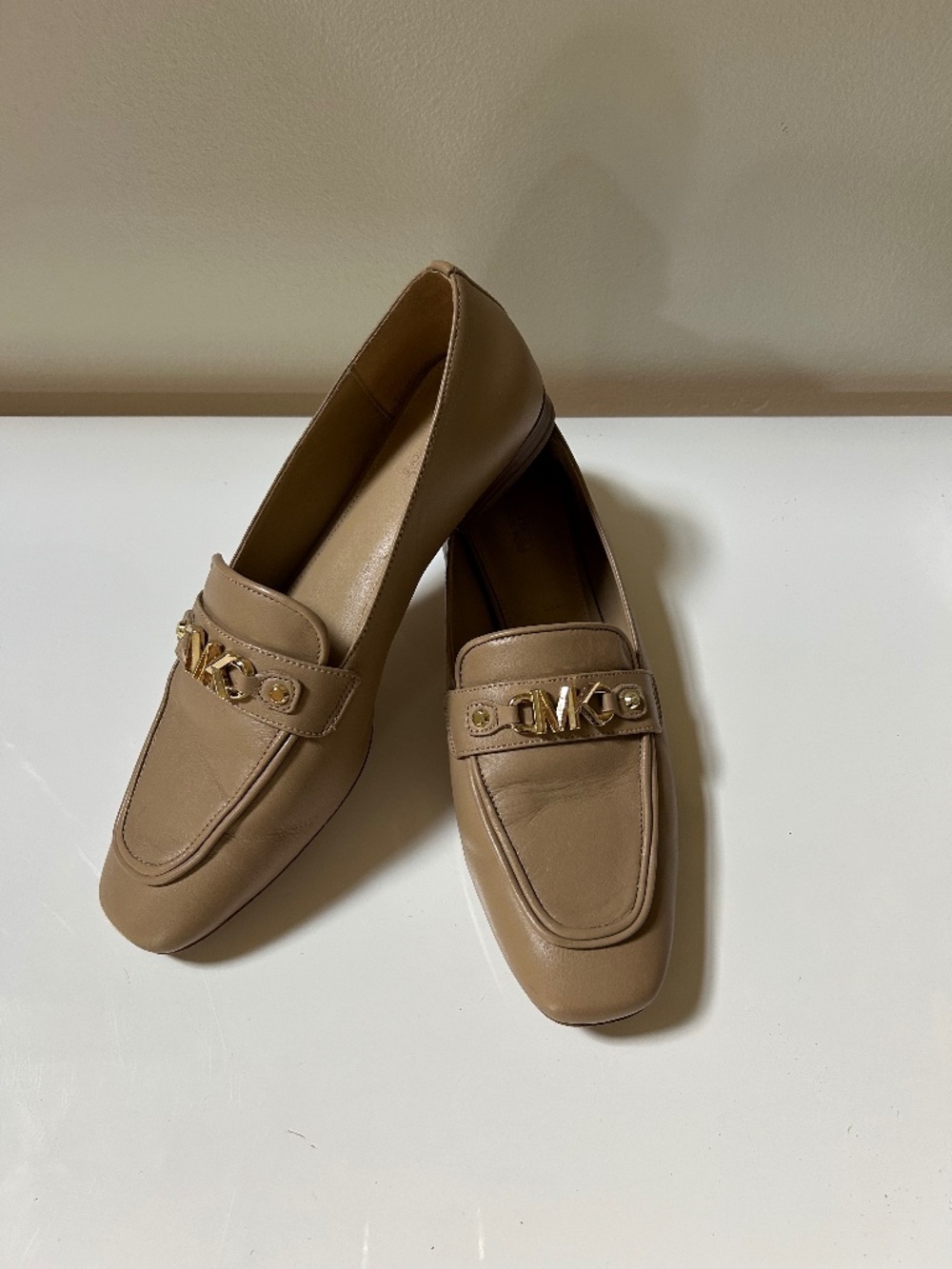 Michael Kors Women’s Flat Loafers US 7.5 Cream Nude Leather Gold Logo